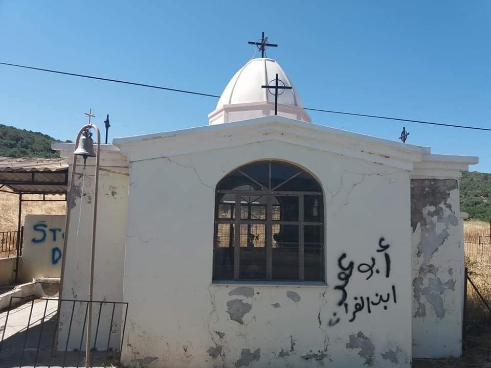 εικόνα άρθρου: Διαστάσεις εθνικής κρίσης: Ισλαμιστές βεβήλωσαν εκκλησία στη Λέσβο – Γέμισαν με γκράφιτι το νησί!
